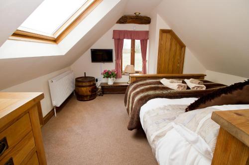 Tempat tidur dalam kamar di Coach House at Oaks Barn Farm Alcester with optional hire Salt water hot tub