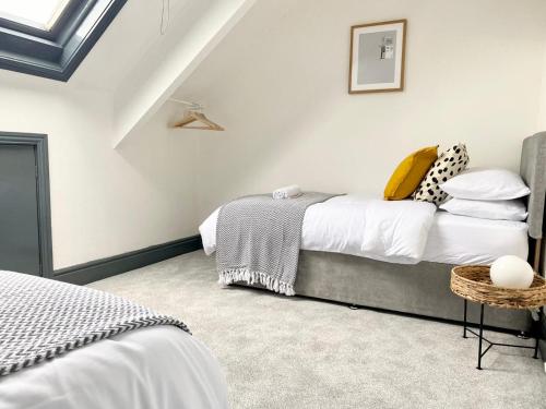 ein Schlafzimmer mit zwei Betten und einem Tisch in der Unterkunft 4 Fairfield Terrace, Pelaw in Gateshead