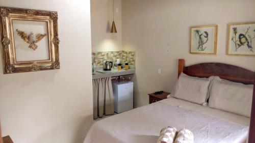 a bedroom with a bed and a mirror on the wall at Chalé Juliet in Pirenópolis