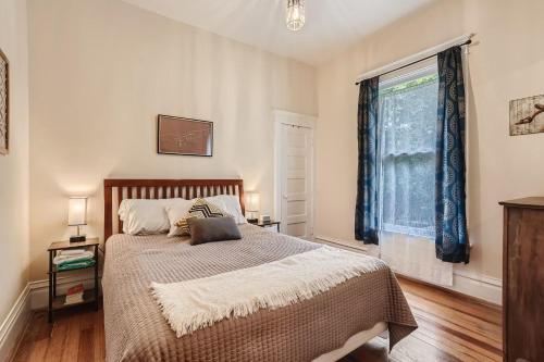 een slaapkamer met een bed en een groot raam bij 113 4th Ave in Longmont