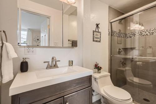 een badkamer met een wastafel, een toilet en een douche bij 113 4th Ave in Longmont