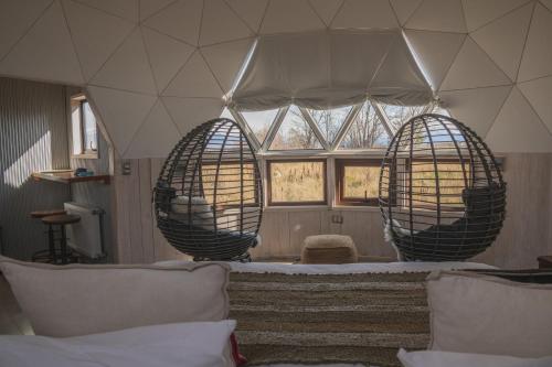 um quarto com duas grandes esferas de metal num quarto em Domos by Toore Patagonia em Puerto Natales