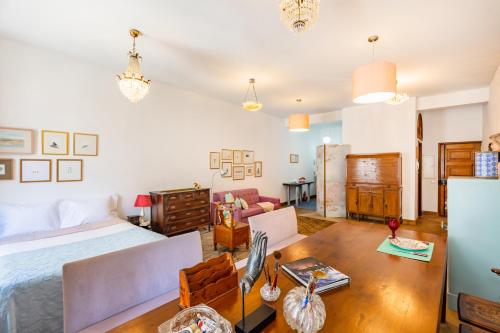 ein Schlafzimmer mit Bett und ein Esszimmer in der Unterkunft Atelier by the River in Porto