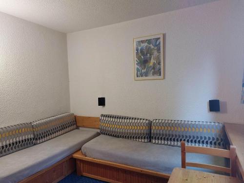 une pièce avec deux bancs vides dans l'établissement Studio cosy pour 2, proche des pistes et commerces, au cœur des Arcs 1800 - FR-1-411-270, à Arc 1800