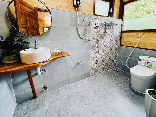 łazienka z umywalką i toaletą w obiekcie BAZAN HOME - Hotel & Bungalow w mieście Pleiku
