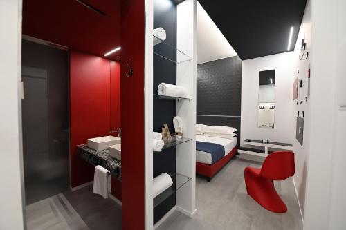 Un dormitorio con una cama y un baño con lavabo. en Chic House - Matera Centro, en Matera