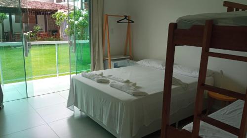 een slaapkamer met een stapelbed en een raam bij pousada 3 Marias in Itacaré