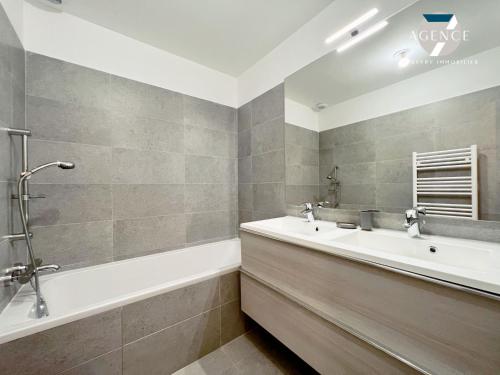 ein Badezimmer mit einer Badewanne, einem Waschbecken und einer Badewanne in der Unterkunft Villa Azurea in Sainte-Maxime