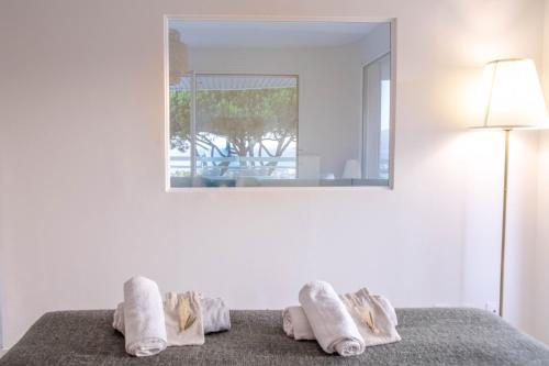 een slaapkamer met handdoeken op een bed met een spiegel bij Dream Apartment in Cannes