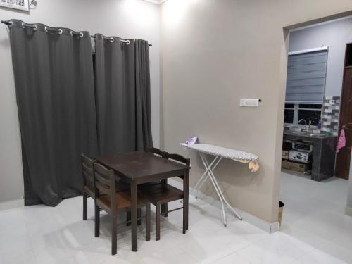 Zimmer mit einem Tisch und einem schwarzen Vorhang in der Unterkunft Warisan homestay jerteh in Jertih