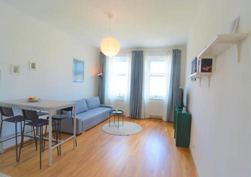 Televízia a/alebo spoločenská miestnosť v ubytovaní 2-Rooms; Stay and relax! Near Vienna Main Station