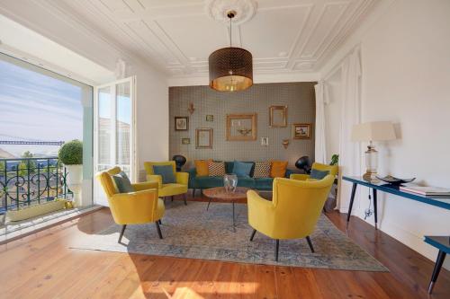 3-Bedroom Apartment with River Views by LovelyStay