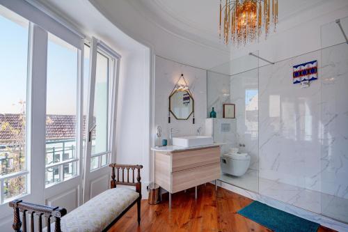3-Bedroom Apartment with River Views by LovelyStay