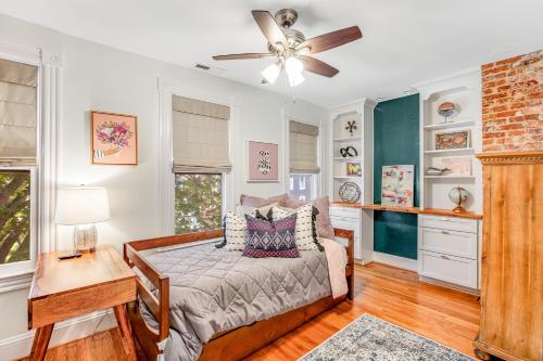 - une chambre avec un lit et un ventilateur de plafond dans l'établissement Anchors Aweigh, à Annapolis