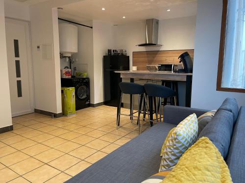 un salon avec un canapé et une cuisine dans l'établissement EXPLORE THE WORLD3 Enfants gratuits, à Perpignan