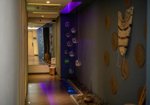 a hallway with a purple wall and a hallway with at Hotel Perla Suite Santa Marta in Santa Marta