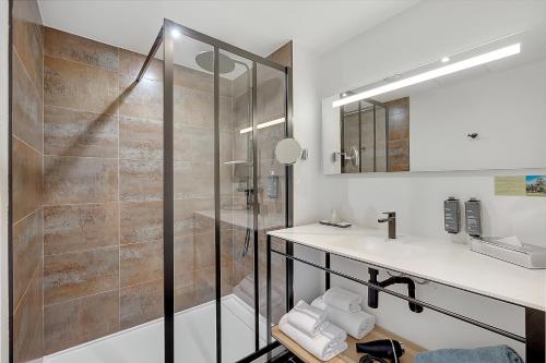 y baño con ducha y lavamanos. en Domaine de Montjoie - Toulouse - BW Premier Collection, en Ramonville-Saint-Agne