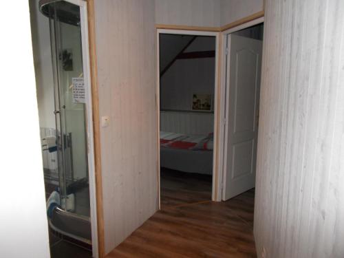 a hallway with a door leading to a bedroom at La Ferme de Genarville in Bouville