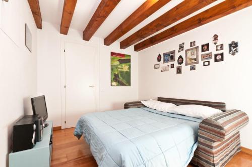 um quarto com uma cama e uma televisão de ecrã plano em Ca' Giardini em Veneza