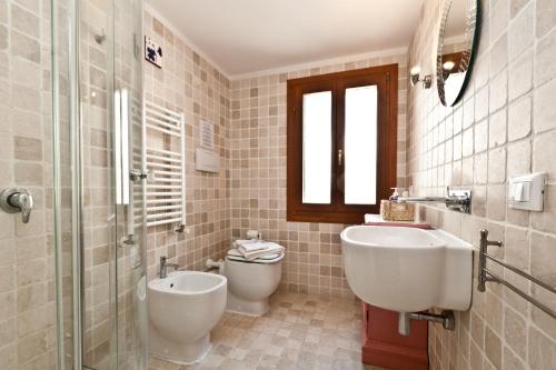 a bathroom with a sink and a toilet and a shower at Ca' Giardini in Venice