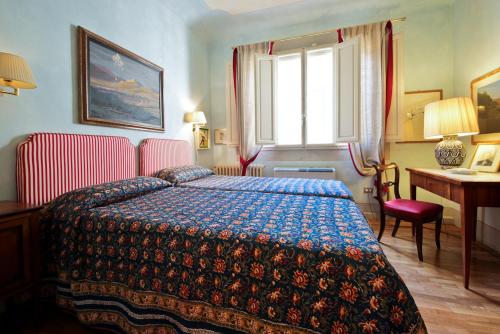 A bed or beds in a room at Apartments Florence - Classic Tornabuoni