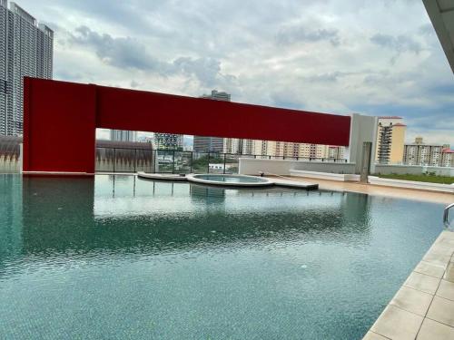 Πισίνα στο ή κοντά στο Staycation with Private Jacuzzi @ KL Downtown 1711