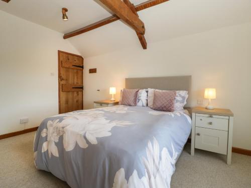 um quarto com uma cama com duas mesas de cabeceira e dois candeeiros em Wesley House em Shepton Mallet