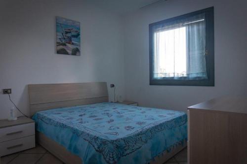 um quarto com uma cama e uma janela em Alloggio incantevole Costa Smeralda em Porto Pozzo