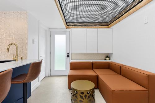 a living room with a couch and a kitchen at Les Petits Chalets in Val-des-Lacs