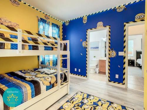 Dormitorio infantil con paredes azules y literas en 4BR Family Home Pvt Pool BBQ, en Kissimmee