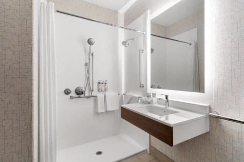 y baño blanco con lavabo y ducha. en Holiday Inn Express Vancouver North, an IHG Hotel, en Vancouver