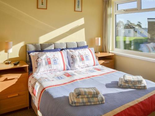 - une chambre avec un lit avec deux oreillers et une fenêtre dans l'établissement Cast Away, à Hemsby