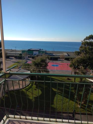 a view of a basketball court and the ocean at Un camino in Riva al mare in Riva Trigoso