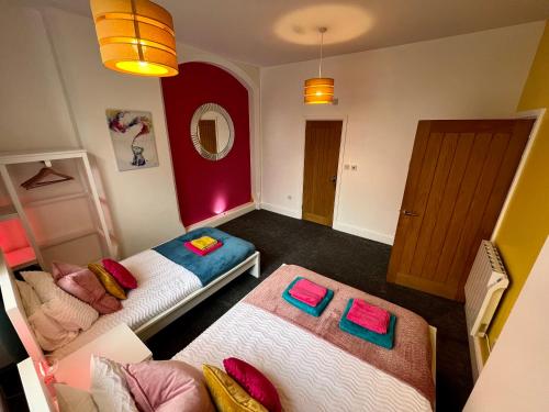 Cette petite chambre comprend 2 lits et un miroir. dans l'établissement Market Street Casa by KP, à Nottingham