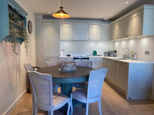 a kitchen with a table and chairs in a kitchen at Walcot Yard with parking, Bath Keys in Bath