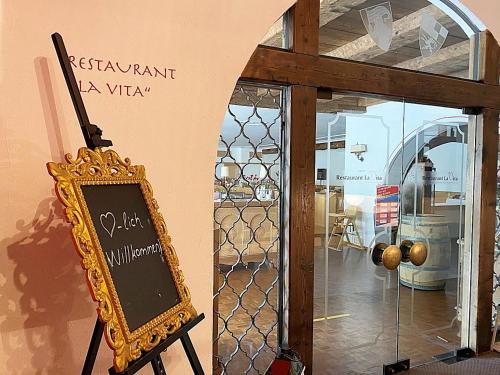 a sign on a stand next to a glass door at 42m2 Alpenschick mit Balkon, Ausblick, Pool - E405 in St. Moritz