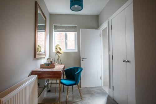 a home office with a desk and a blue chair at No.192 Oxford in Oxford
