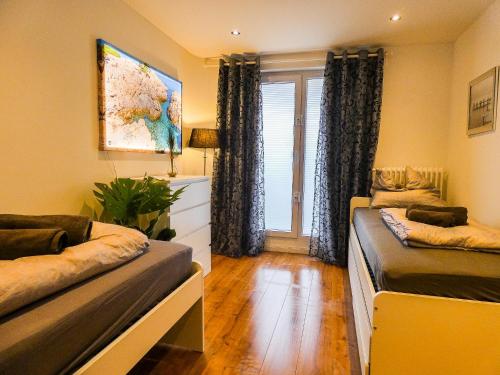 um quarto com duas camas e uma janela em *****Luxus-Flat im Herzen von Hilden em Hilden