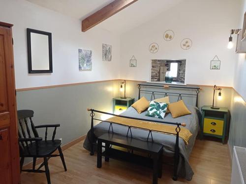 - une chambre avec un lit, une table et une chaise dans l'établissement Les Gîtes du Triskell, gîte du Feu, à Sainte-Tréphine