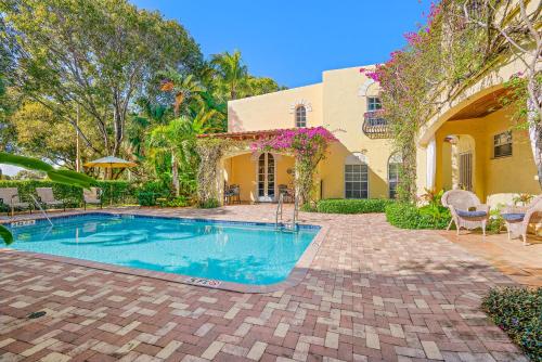 a house with a swimming pool in a yard at Grandview Gardens in West Palm Beach