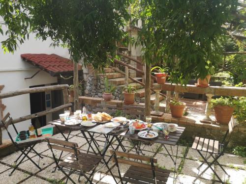 una mesa y sillas con comida en un patio en Antica Cartiera Sant'Elia en Tramonti