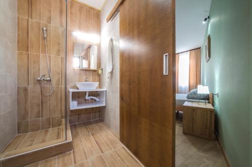 een badkamer met een douche en een wastafel bij Zoe Pirot in Pirot