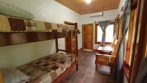 Ein Etagenbett oder Etagenbetten in einem Zimmer der Unterkunft El Retiro Lanquin