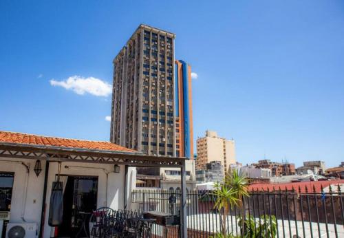 a tall building in the background of a city at Hermoso Depto en Calle Palma Asunción 290 m2 - Centro Histórico de Asunción in Asuncion