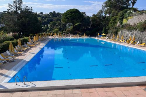 Bazén v ubytovaní Appartement Mésangia - Welkeys alebo v jeho blízkosti