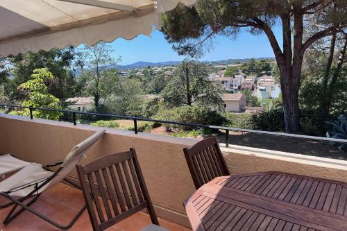 un balcon avec une table et des chaises et une vue dans l'établissement Appartement Mésangia - Welkeys, à Villeneuve-Loubet