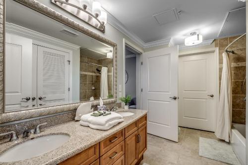 uma casa de banho com 2 lavatórios e um espelho grande em Marina Inn 4-303 em Myrtle Beach