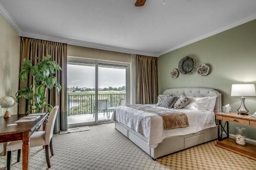 um quarto com uma cama, uma secretária e uma janela em Marina Inn 4-303 em Myrtle Beach
