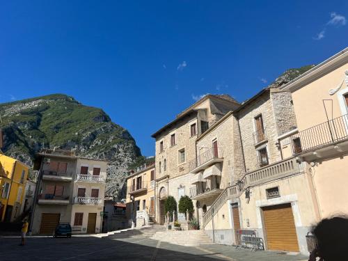 a group of buildings on a street with a mountain in the background at Casa Fara in Fara San Martino