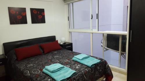 1 dormitorio con 1 cama con 2 toallas en Cheap&Chich Studio en Buenos Aires
